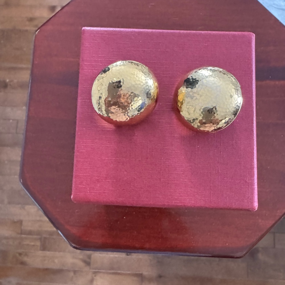 Monet vintage Gold Hammered Dome clip on Earrings. - Picture 6 of 6